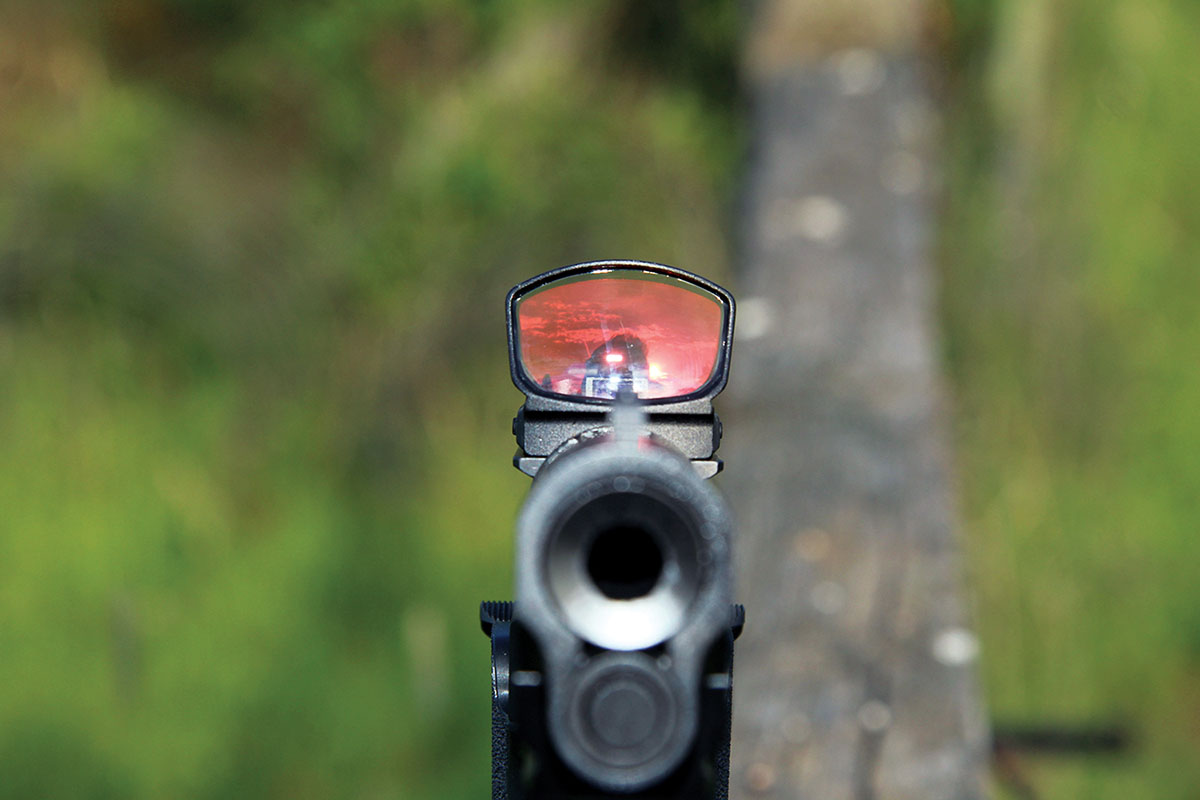 The FastFire 4 offers exceptional sighting  capabilities in an ultra-compact footprint that minimizes snagging while drawing a handgun.